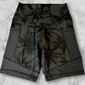 Aerie Black Leaf Pattern Bike Shorts. Size Medium‎